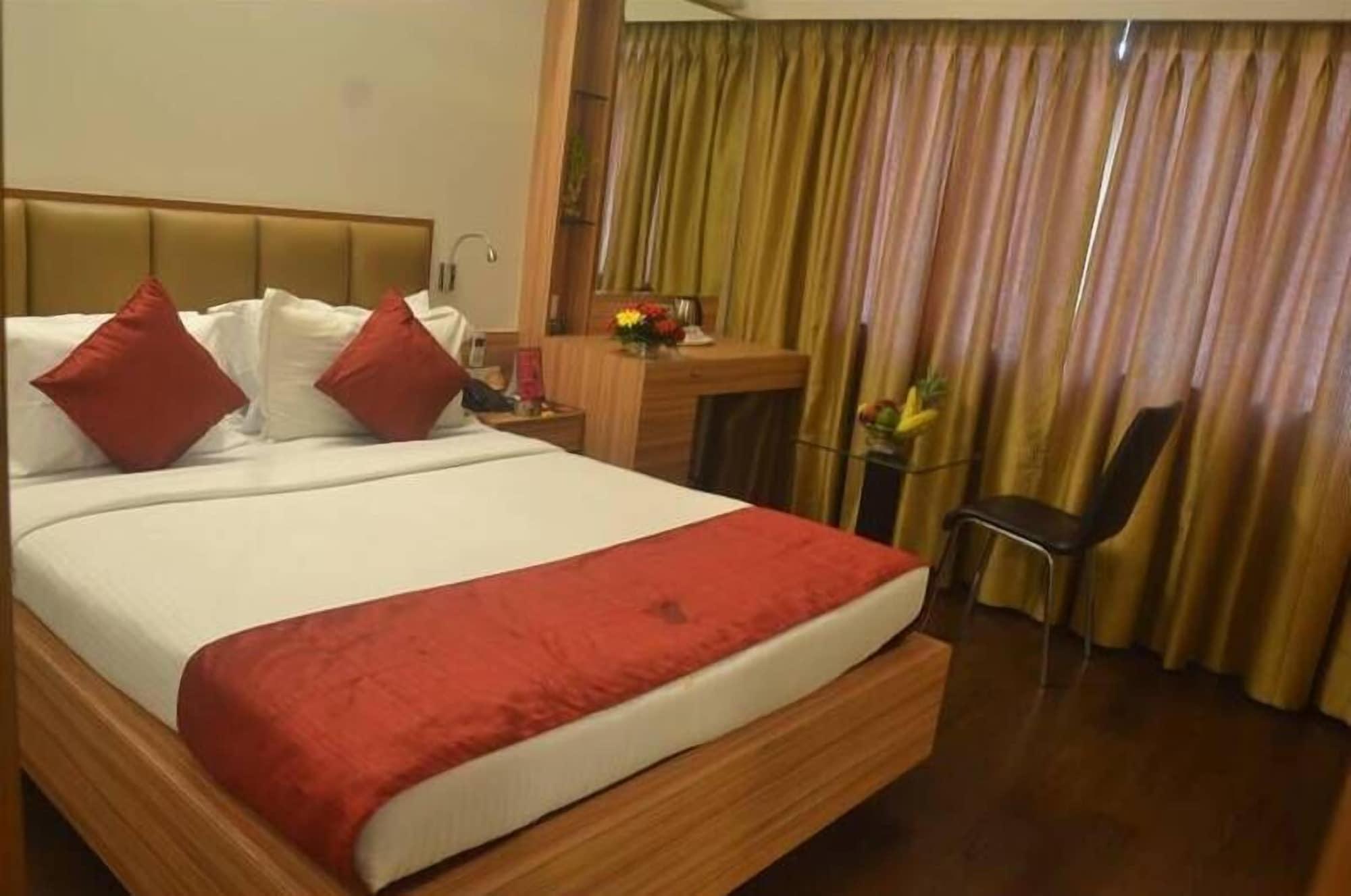 Hotel Plaza Bombay Esterno foto