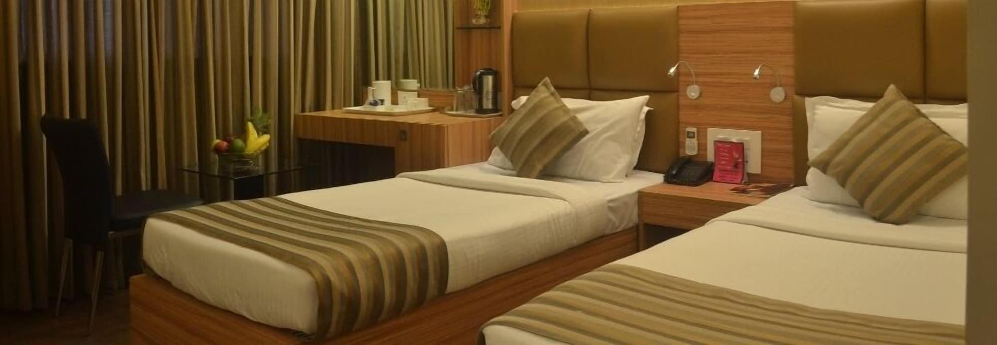 Hotel Plaza Bombay Esterno foto