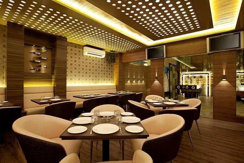 Hotel Plaza Bombay Esterno foto
