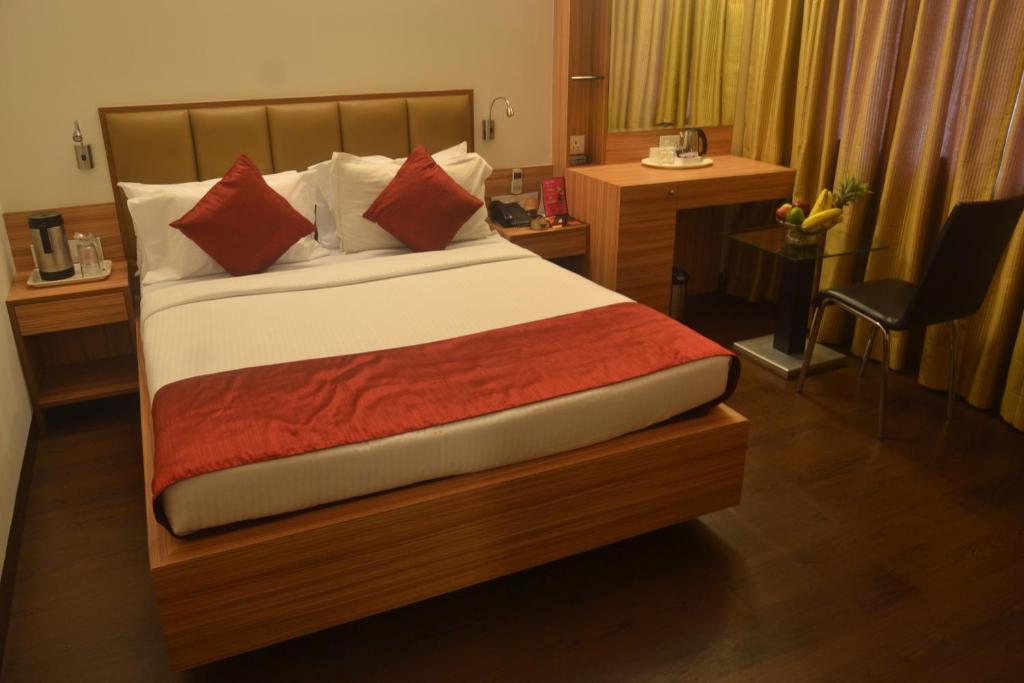 Hotel Plaza Bombay Esterno foto