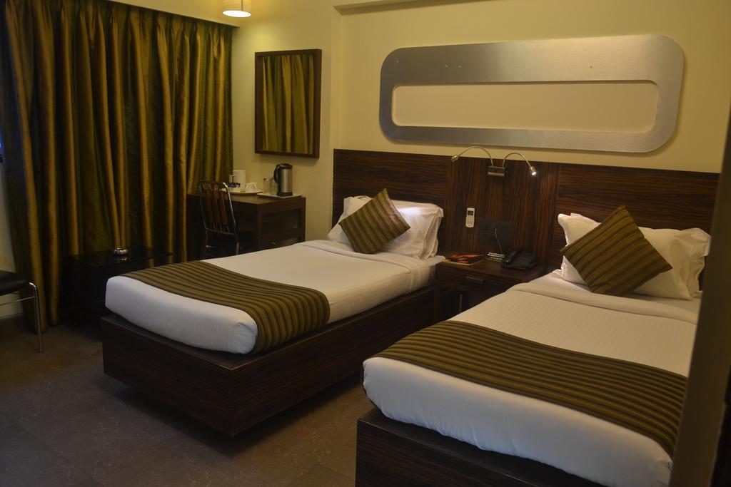 Hotel Plaza Bombay Esterno foto